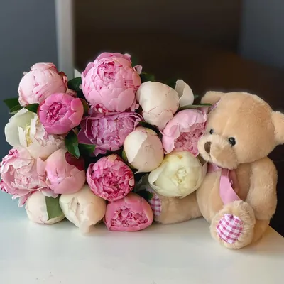 Милый мишка дарит цветы в технике …» — создано в Шедевруме