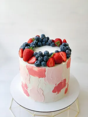 Торт украшенный ягодами и цветами - 80 фото