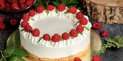 Как декорировать края торта с вафельной или сахарной картинкой