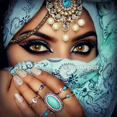 Красивые Глаза Мусульманских Женщин С Лицом Покрытым Черным Хиджабом В  Восточном Городе — стоковые фотографии и другие картинки Люди - iStock