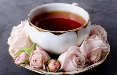 Обои на рабочий стол Чашка чая на блюдце с розовой розой на столе, обои для  рабочего стола, скачать обои, обои бесплатно