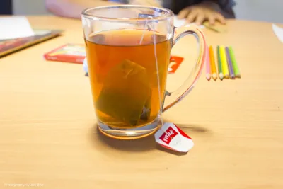 Чашка белого чая в руке PNG , белый, кружка, Напиток PNG рисунок для  бесплатной загрузки