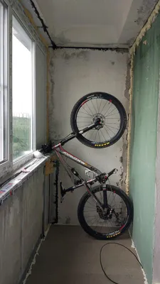 На балконе, потолке, на стене: или как хранить велосипед дома | Я | Дзен