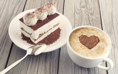 Пирожное и чашка кофе для десерта,фон деревянный. Stock Photo | Adobe Stock