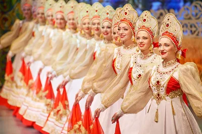 File:Russian folklore Russian dances and kokoshnik русские танцы и русские  костюмы кокошник.jpg - Wikipedia