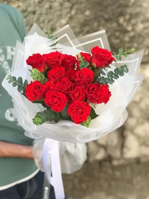 Алые розы (70 см) по цене 430 ₽ - купить в RoseMarkt с доставкой по  Санкт-Петербургу