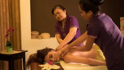 Женщина получает массаж в 4 руки Стоковое Изображение - изображение  насчитывающей массажистка, ручно: 181480045