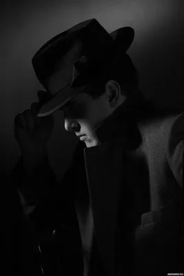 Картинка 800x1200 | Чёрно-белая картинка с парнем в шляпе и пальто. |  Мужчина, Шляпа, фото | Черно-белое, Мрачные фотографии, Мужские портреты