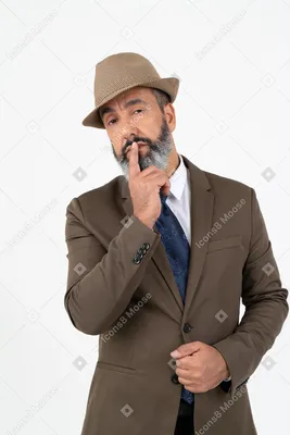 Фото Элегантный зрелый мужчина в шляпе