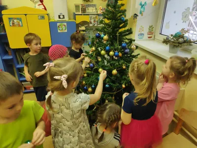 Новогодние елки для детей в Берлине с WebTower