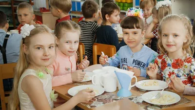 Милые девушки детей есть здоровую еду Обед детей дома или детский сад  Стоковое Фото - изображение насчитывающей обед, крыто: 108162216