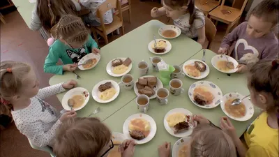 Обед для детей в детских садах Дети едят здоровую пищу в детском саду  Стоковое Изображение - изображение насчитывающей дети, малыши: 161513329