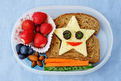 Девушка в детском саду есть обед Стоковое Фото - изображение насчитывающей  еда, потеха: 215328884