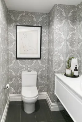 Туалеты с инсталляцией и обоями на стенах – 135 лучших фото-идей дизайна  интерьера туалета | Houzz Россия