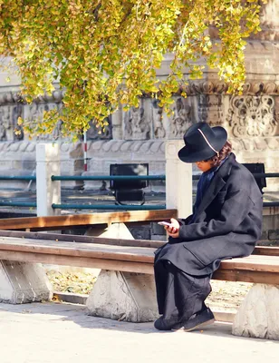 Осенняя смартфонная женщина пишет смс на мобильный телефон осенью осенняя  девушка, которая разговаривает на смартфоне в солнцезащ Стоковое  Изображение - изображение насчитывающей люди, кофе: 161059197