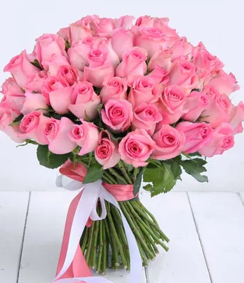 Купить букет из 81 розовой розы по доступной цене с доставкой в Москве и  области в интернет-магазине Город Букетов