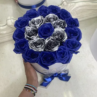 Синие розы в белой шляпной коробке (25 шт) за 10890р. Позиция № 1040