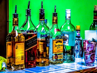 Ответ на пост «Нейросеть изобразила, как выглядели бы алкогольные напитки,  если бы они были людьми» | Пикабу