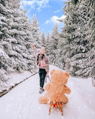 Смешные снеговики Счастливой улыбкой девушка сделать снеговика на солнечный  зимний день Люди в снегу Снеговика Девушка зимы красо Стоковое Изображение  - изображение насчитывающей игра, радостно: 199711337