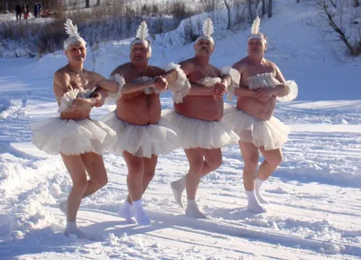 смешные люди семья ездит на снегоходе зимой в лесу сибири Редакционное  Стоковое Изображение - изображение насчитывающей озеро, снегоход: 218215324