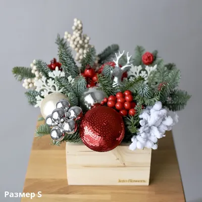 Обои на рабочий стол Новогодние елки с красными шариками, в снегу и надпись  на дащечках Merry Christmas / с рождеством, обои для рабочего стола,  скачать обои, обои бесплатно