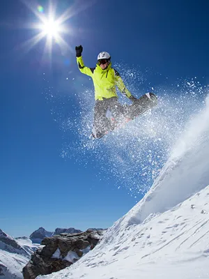 Фото зимние солнца Сноуборд спортивные Снег в прыжке Лыжный 600x800