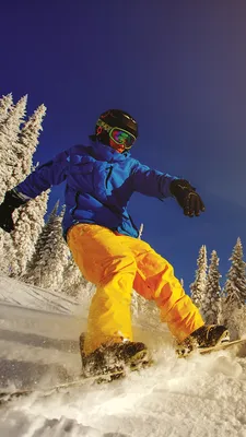 Девушки лыжи 2 женщин и горы снега зимы курорта сноуборда принимая фото  Selfie умный телефон Стоковое Изображение - изображение насчитывающей  бульвара, личность: 81494519