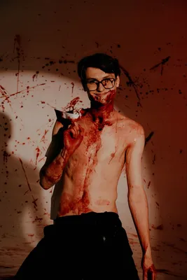 Страшные зомби с кровью и рана на его теле идя в старую фуру Стоковое  Изображение - изображение насчитывающей сторона, страшно: 155111159