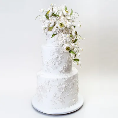 Свадебный торт с цветами и ягодами категории Белые свадебные торты