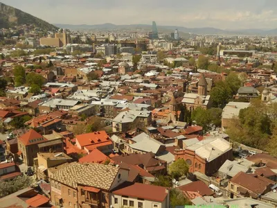 Тбилиси, грузия. Дома на окраине куры в старом городе. Фотографии, принятые  в зиму Стоковое Изображение - изображение насчитывающей кавказско, шрам:  170750873
