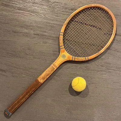 Винтажная теннисная ракетка и мяч Vintage Tennis Racket And Ball 18, Винтаж  | Home Concept