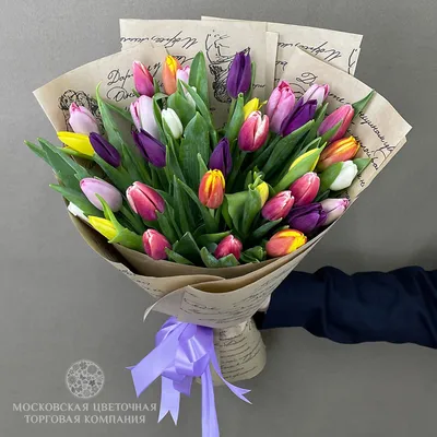 Белые тюльпаны в коробке от 51 шт. за 10 490 руб. | Бесплатная доставка  цветов по Москве