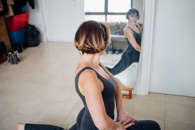 Растяжка спины: 10 простых упражнений - YouTube