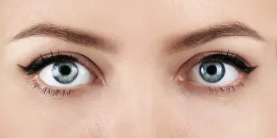 Макияж для круглого лица: 12 образов с зелеными, карими, голубыми глазами