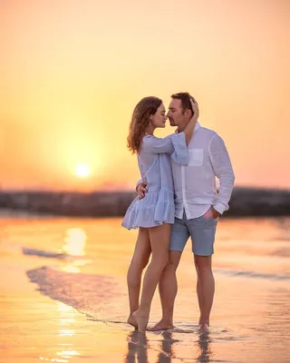 Красивые пары в любви на пляже вечером Стоковое Фото - изображение  насчитывающей смотреть, романтично: 169593176