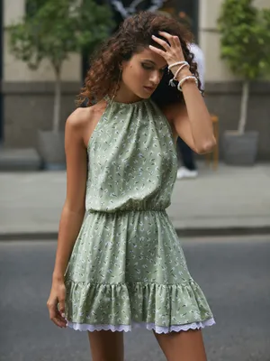 Зеленое платье в пайетку со спущенными плечами