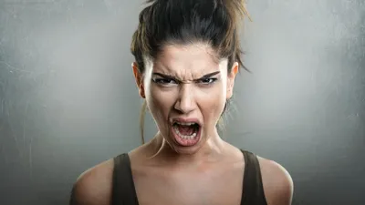 Молодая Женщина Кричит Кого Гнев Эмоции Раздражения стоковое фото  ©A-StockStudio 451051348