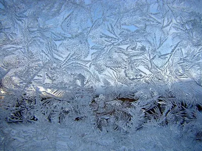 Зимние узоры на окне нереалистично …» — создано в Шедевруме