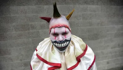 Злые клоуны второй месяц пугают американцев Жители США продолжают  жаловаться на людей в пугающих масках: их видели в половине штатов — Meduza