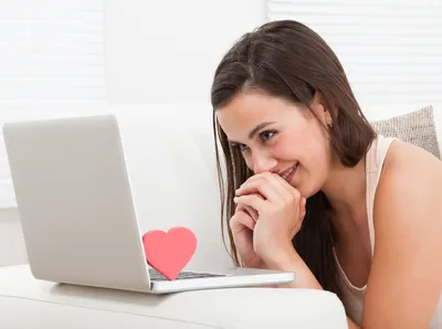 5 мифов об интернет-знакомствах, которые мешают построить счастливые  отношения | MARIECLAIRE