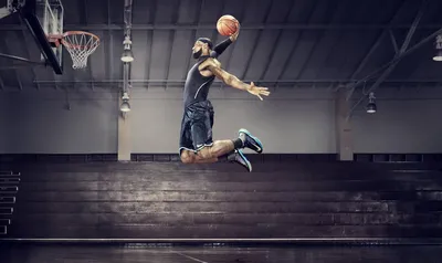 Баскетболист в прыжке с мячом обои