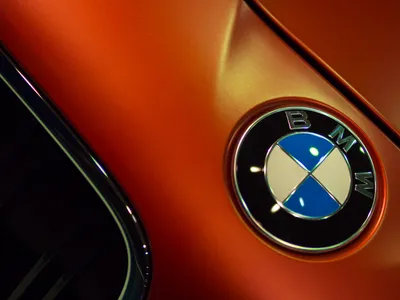 Фото с BMW значком: обои для iPhone и Android в хорошем качестве.