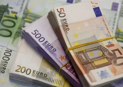 Обои с изображением денег евро для телефона