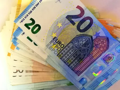 Выберите размер и формат для скачивания обоев Деньги евро