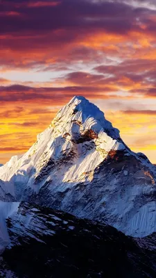 Погрузитесь в величие гор: обои Эвереста для iPhone и Android