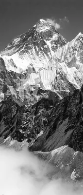 Бесконечные просторы гор: обои Эвереста для Windows