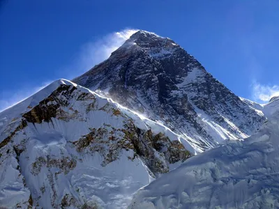 Потрясающие образы Эвереста: бесплатные обои на высоком уровне