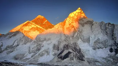 Увлекательные виды на Эверест: обои для рабочего стола