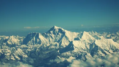 Завораживающие виды Эвереста: бесплатные обои для телефона