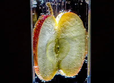 Фон с фруктами в воде: красивые обои для iPhone и Android (jpg/png/webp)
